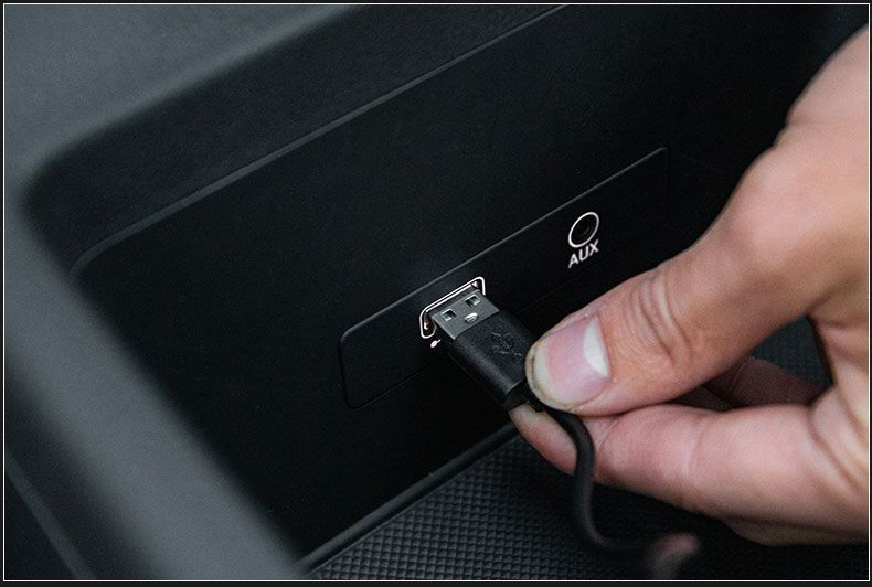 Original ABS Car Mobile Phone Wireless Charger 10W Auto Modification Upgrade QC3.0 PD Interface For Audi Q5 Q5L - Black